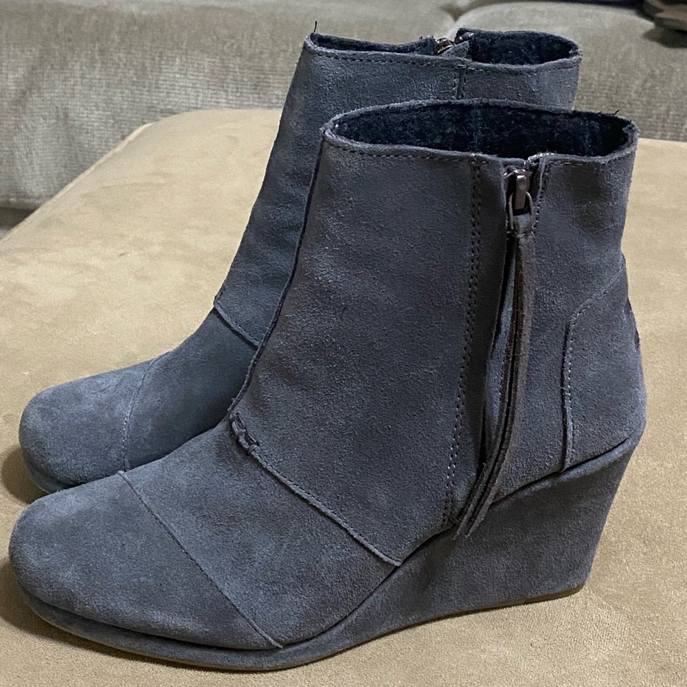 TOMS WEDGE BOOTIES